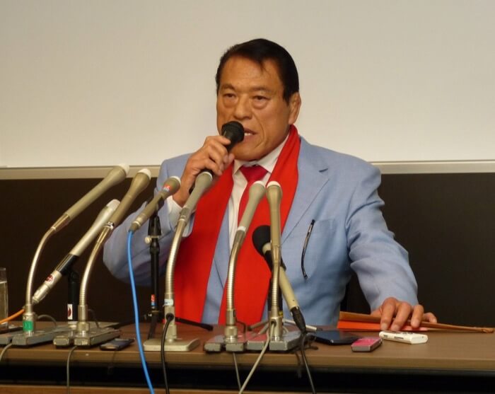 野田数を訴えるアントニオ猪木