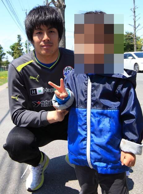 中村隼と子どものツーショット写真