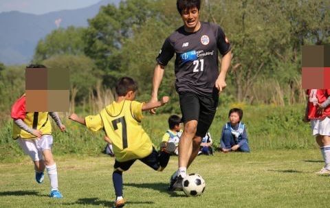 中村隼と子どもがサッカー